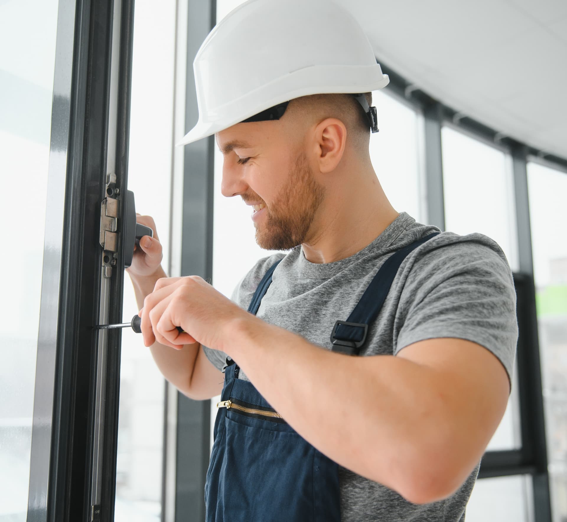 Zdjęcie przedstawia mężczyznę, montera okna